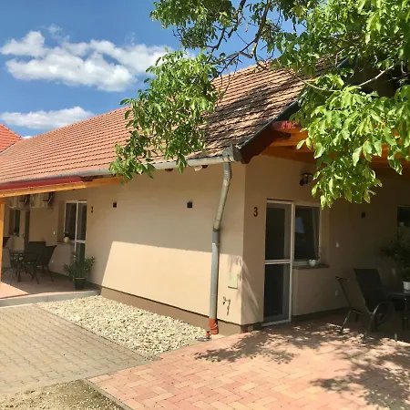 Lena Vendeghaz Guest house *